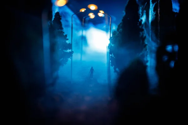 孤独な男 濃霧の夜市 暗い通りスモッグ 道路上の人間のシルエット テーブル デコレーション 選択と集中 — ストック写真
