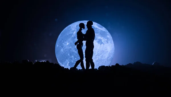 Silhouet Van Het Paar Zoenen Onder Volle Maan Kerel Kus — Stockfoto