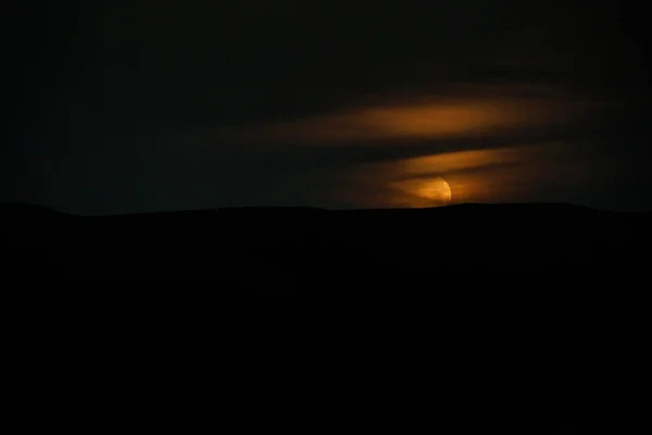 Pemandangan Malam Yang Berwarna Dengan Danau Pegunungan Bulan Purnama Langit — Stok Foto