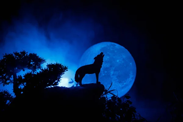 嚎叫狼的剪影对黑暗色调的雾背景和满月或狼在剪影嚎叫到满月 万圣节恐怖的概念 选择性聚焦 — 图库照片