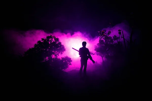 Man Met Riffle Bij Spooky Forest Nachts Vreemde Silhouet Van — Stockfoto