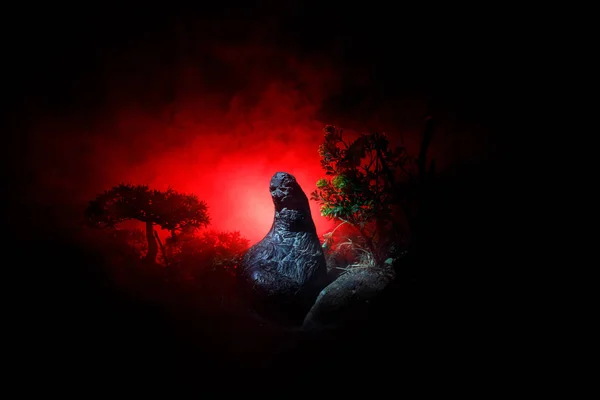 夜の森林で怖い図のホラー シルエット 女性の悪魔 悪魔が来る 火災の背景に悪魔やモンスターのフィギュアの Slhouette ホラー ビュー — ストック写真