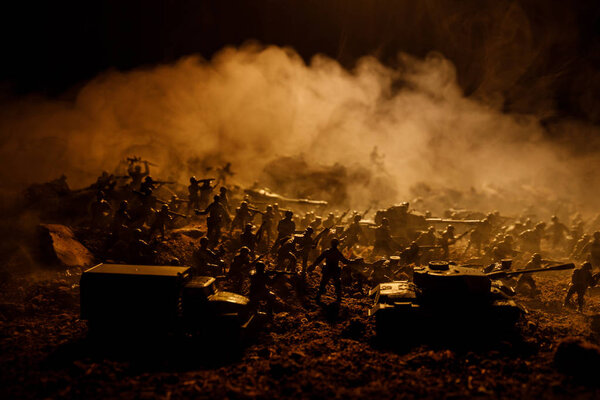 Концепция войны. Военные силуэты боевой сцены на фоне тумана на фоне неба войны, силуэты солдат мировой войны под облачным горизонтом ночью. Сцена нападения. Бронетехника. Выборочный фокус. Украшение
