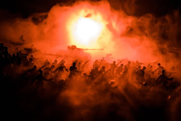 Conceito Guerra Silhuetas Militares Lutando Cena Fundo Céu Nevoeiro Guerra — Fotografia de Stock