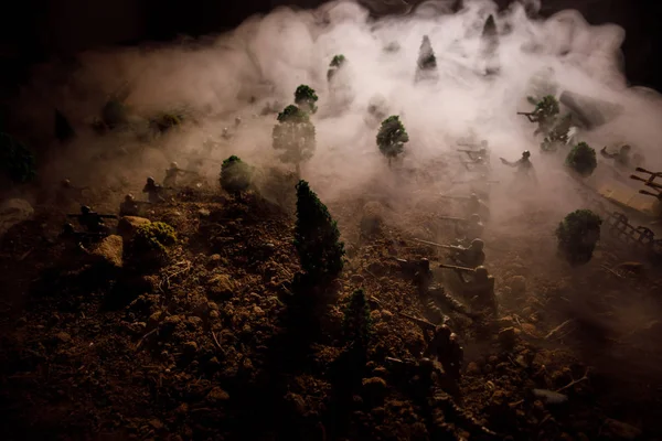 Conceito Guerra Silhuetas Militares Lutando Cena Fundo Céu Nevoeiro Guerra — Fotografia de Stock