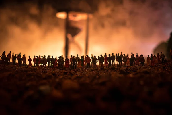 Silhouette Einer Großen Menschenmenge Wald Bei Nacht Vor Einer Großen — Stockfoto