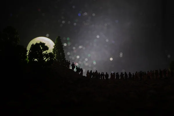 Silhouet Van Een Grote Menigte Van Mensen Bos Kijken Bij — Stockfoto