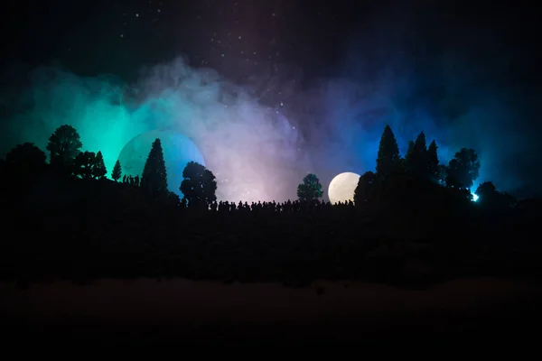 Σιλουέτα Του Ένα Μεγάλο Πλήθος Ανθρώπων Στο Δάσος Νύχτα Βλέποντας — Φωτογραφία Αρχείου