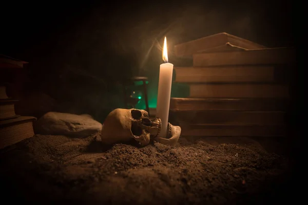 Secretária Feiticeiro Uma Mesa Iluminada Pela Luz Vela Crânio Humano — Fotografia de Stock