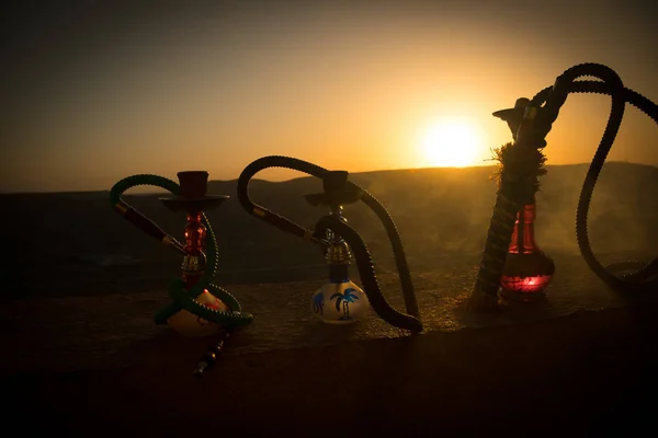 Wasserpfeife Traditionelle Arabische Wasserpfeife Direktes Sonnenuntergangslicht Foto Freien Berghintergrund Oder — Stockfoto