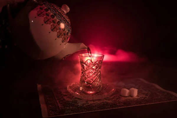 Geleneksel Glasse Işıklar Duman Siyah Zemin Üzerine Pot Doğu Tea — Stok fotoğraf