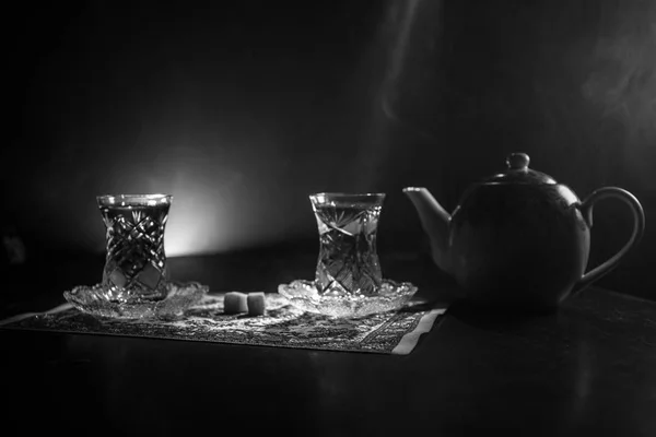 Ostentee Traditionellem Glas Und Kanne Auf Schwarzem Hintergrund Mit Licht — Stockfoto