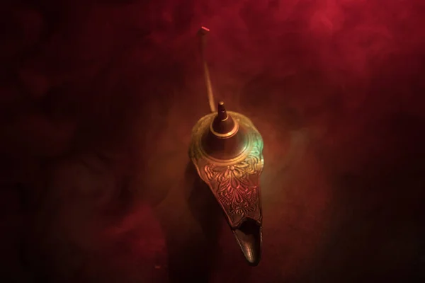アンティークのアラジン アラビアン魔神スタイル オイルランプ ソフト光白い煙 暗い背景を持つ 希望コンセプトのランプ 選択と集中 — ストック写真