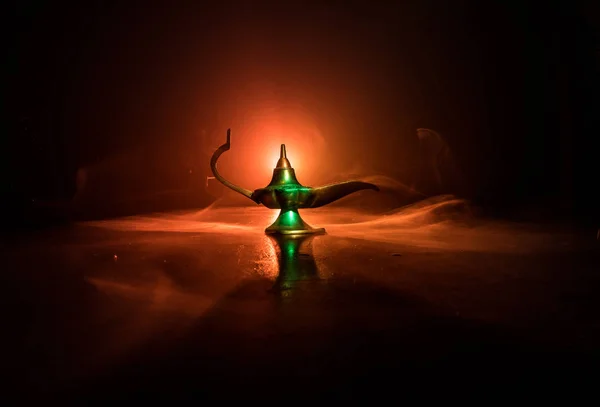 골동품 알라딘 아라비 나이트 스타일 부드러운 어둠을 배경으로 개념의 램프입니다 — 스톡 사진