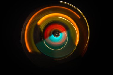 Müzik konsepti. FreezeLight parlak vinil koyu arka plan veya vinil parlayan Özet satırları konsepti ile koyu arka plan üzerinde oynarken pikap. Club poster tasarımı