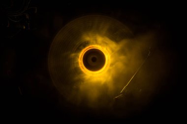 Müzik konsepti. FreezeLight parlak vinil koyu arka plan veya vinil parlayan Özet satırları konsepti ile koyu arka plan üzerinde oynarken pikap. Club poster tasarımı