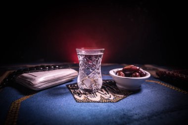 Su ve tarihleri. Iftar akşam yemeğidir. Halı üzerinde görünümü dekorasyon ramazan Kareem tatil. Bayram tebrik kartı, Müslüman kutsal ay ramazan Kareem için davet. Seçici odak