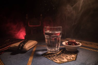Su ve tarihleri. Iftar akşam yemeğidir. Halı üzerinde görünümü dekorasyon ramazan Kareem tatil. Bayram tebrik kartı, Müslüman kutsal ay ramazan Kareem için davet. Seçici odak