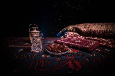 Su ve tarihleri. Iftar akşam yemeğidir. Halı üzerinde görünümü dekorasyon ramazan Kareem tatil. Bayram tebrik kartı, Müslüman kutsal ay ramazan Kareem için davet. Seçici odak
