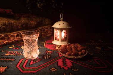 Su ve tarihleri. Iftar akşam yemeğidir. Halı üzerinde görünümü dekorasyon ramazan Kareem tatil. Bayram tebrik kartı, Müslüman kutsal ay ramazan Kareem için davet. Seçici odak