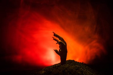 Cadılar Bayramı kavramı, yerden yükselen zombi el veya zombi el onun mezardan üzerinde koyu tonda sisli arka plan