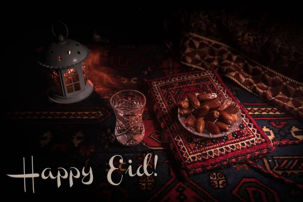 水と日 イフタールは夜の食事です カーペットの上の装飾ラマダンカリーム休日のビュー お祝いグリーティング カード イスラム教徒の聖なる月ラマダン カリームの招待状 選択と集中 — ストック写真