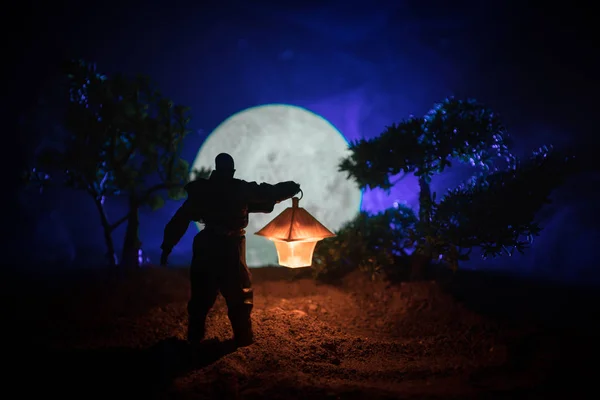 Uomo Impermeabile Proveniente Dalla Foresta Oscura Con Lanterna Incandescente Nel — Foto Stock