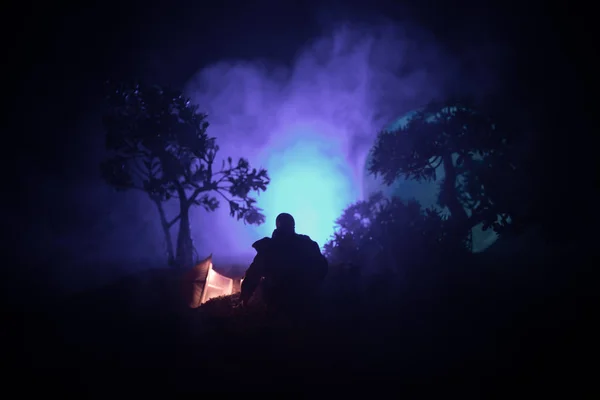 Homem Capa Chuva Vindo Floresta Escura Com Lanterna Brilhante Seu — Fotografia de Stock