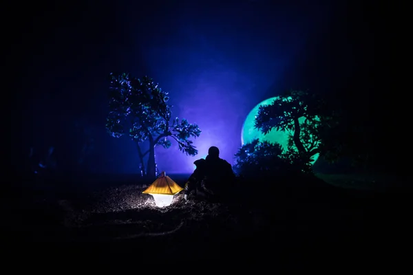 Mann Regenmantel Der Aus Dem Dunklen Wald Kommt Mit Glühender — Stockfoto