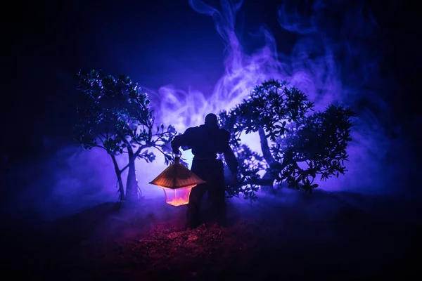 Muž Pláštěnka Temného Lesa Zářící Lucernu Jeho Pojetí Ruku Siluetu — Stock fotografie