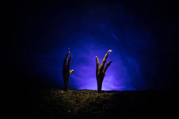 Halloween Konceptet Zombie Stiger Från Marken Eller Zombie Hand Kommer — Stockfoto