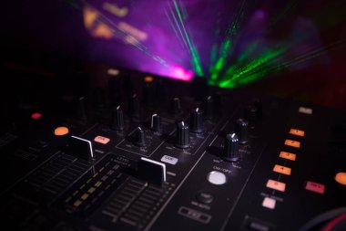 Seçici odak Pro dj Kumanda cihazı. Masa başında müzik parti gece kulübünde renkli disko ışıkları ile karıştırma Dj konsolu DJ. Görünümü kapatın