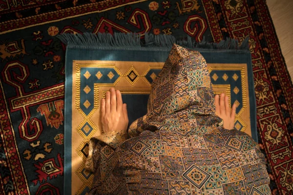 Mulher Muçulmana Orando Por Deus Deus Muçulmano Sala Perto Janela — Fotografia de Stock