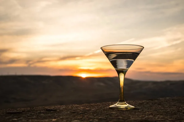 Martini Bicchiere Sullo Sfondo Del Tramonto Con Montagne Drink Club — Foto Stock