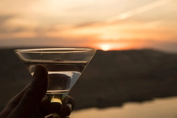 Martini Ett Glas Mot Solnedgången Bakgrund Med Bergen Club Drink — Stockfoto