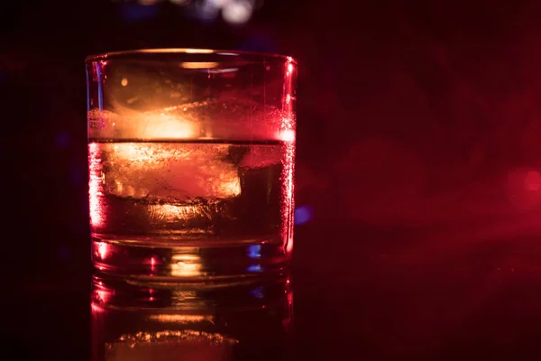 Selektivt Fokus Ren Whisky Med Isbit Inuti Whisky Glas Mörk — Stockfoto