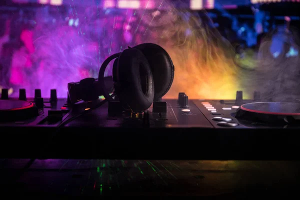 ⬇ Скачать Картинки Наушники Dj, Стоковые Фото Наушники Dj В.
