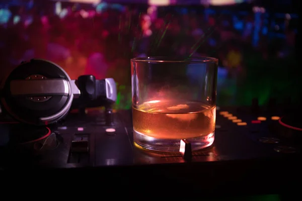 Bicchiere Con Whisky Con Cubetto Ghiaccio All Interno Controller Discoteca — Foto Stock
