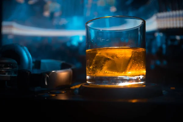 Gece Kulübünde Denetleyicisinde Içinde Buzlu Viski Ile Cam Club Içki — Stok fotoğraf