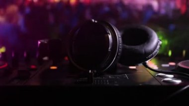 Seçici odak Pro dj Kumanda cihazı. Masa başında müzik parti gece kulübünde renkli disko ışıkları ile karıştırma Dj konsolu DJ. Görünümü kapatın