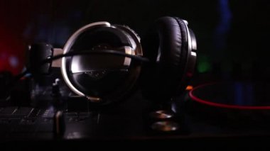 Seçici odak Pro dj Kumanda cihazı. Masa başında müzik parti gece kulübünde renkli disko ışıkları ile karıştırma Dj konsolu DJ. Görünümü kapatın