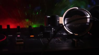 Seçici odak Pro dj Kumanda cihazı. Masa başında müzik parti gece kulübünde renkli disko ışıkları ile karıştırma Dj konsolu DJ. Görünümü kapatın
