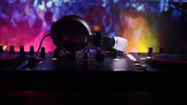 Seçici odak Pro dj Kumanda cihazı. Masa başında müzik parti gece kulübünde renkli disko ışıkları ile karıştırma Dj konsolu DJ. Görünümü kapatın