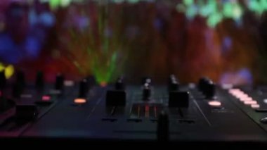 Seçici odak Pro dj Kumanda cihazı. Masa başında müzik parti gece kulübünde renkli disko ışıkları ile karıştırma Dj konsolu DJ. Görünümü kapatın