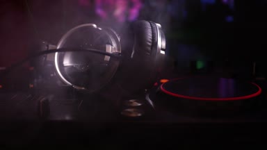 Seçici odak Pro dj Kumanda cihazı. Masa başında müzik parti gece kulübünde renkli disko ışıkları ile karıştırma Dj konsolu DJ. Görünümü kapatın