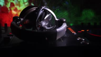 Seçici odak Pro dj Kumanda cihazı. Masa başında müzik parti gece kulübünde renkli disko ışıkları ile karıştırma Dj konsolu DJ. Görünümü kapatın