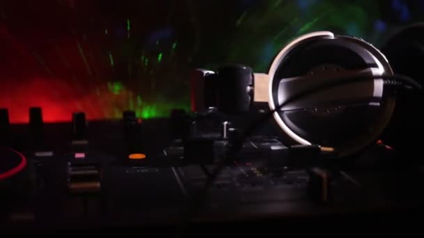Вибірковому Фокусі Pro Controller Консоль Deejay Міксує Стіл Музичній Вечірці — стокове відео