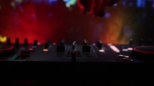 在专业 控制器的选择性焦点 控制台 Deejay 混合书桌在音乐党在夜总会与彩色迪斯科灯 关闭视图 — 图库视频影像
