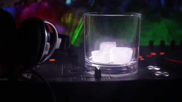 Glas Mit Whisky Mit Eiswürfel Drinnen Auf Einem Controller Nachtclub — Stockvideo