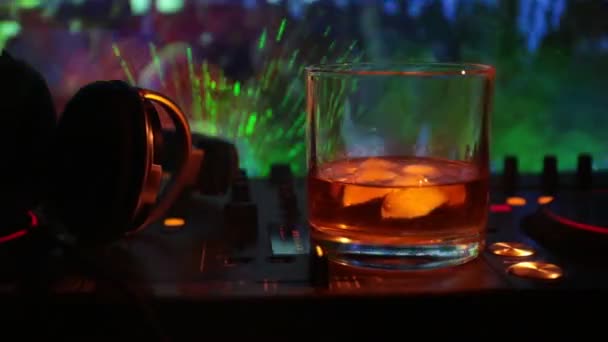 Vidrio Con Whisky Con Cubo Hielo Interior Del Controlador Discoteca — Vídeo de stock